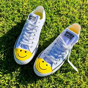 SMILE 😀in these smiley low top converse all-star lace up white sneakers